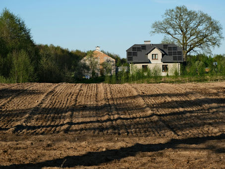 Une maison individuelle rénovée à la campagne avec un système de production d'énergie solaire