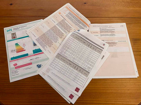 Rapport de DPE ouvert sur une table