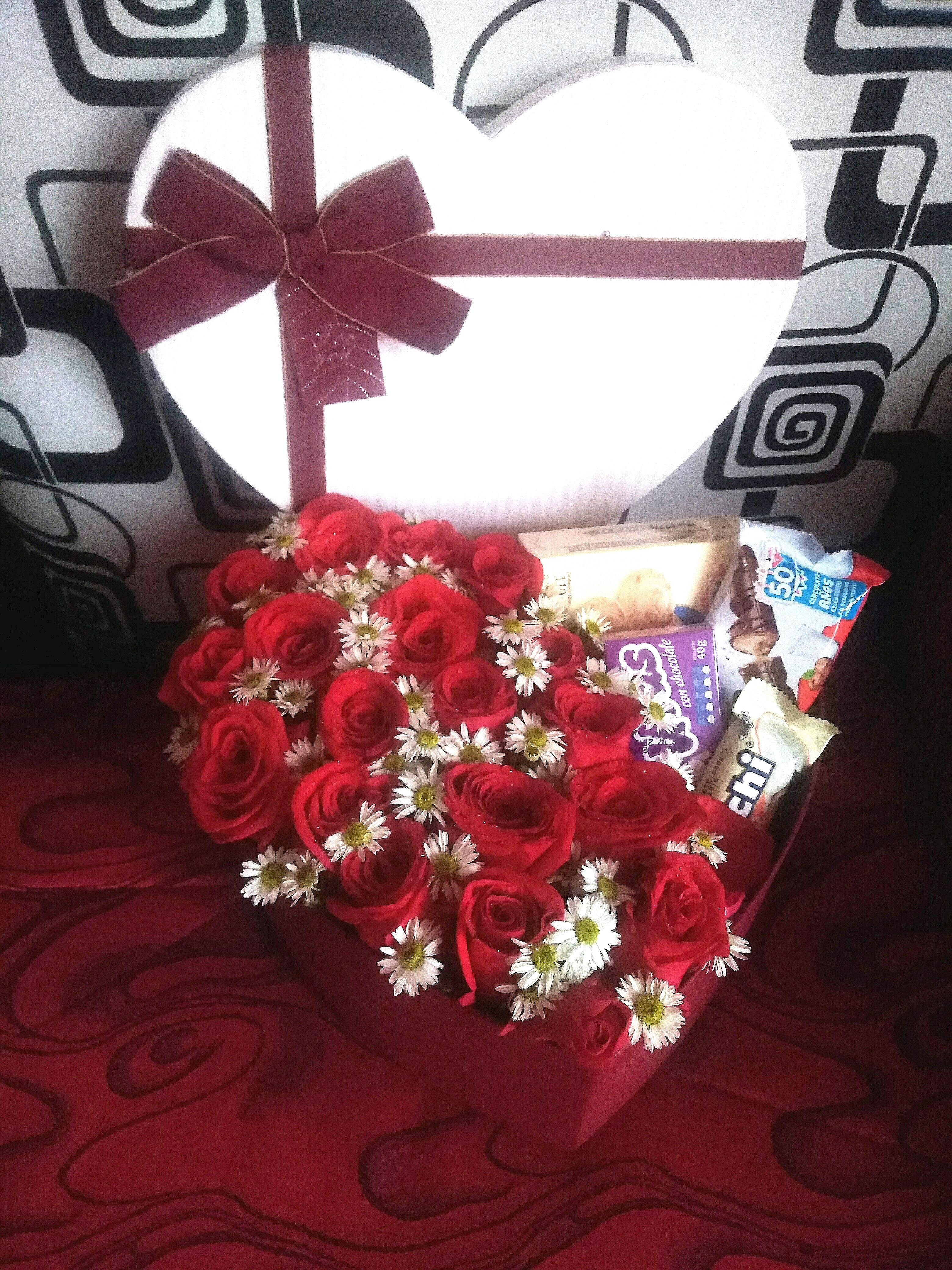 CORAZON DE ROSAS Y CHOCOLATES