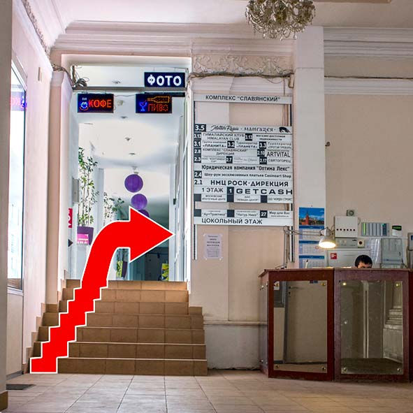 Сразу за постом охраны - фотостудия