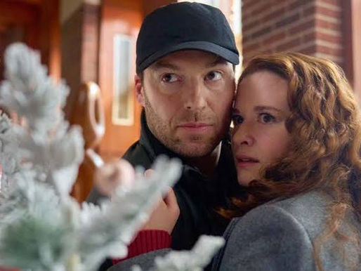 Sam Wilner (Peter Mooney) e Emily Lane (Sarah Drew) em ‘Mistletoe Murders’  Crédito: Studio Universal/ NBCUniversal