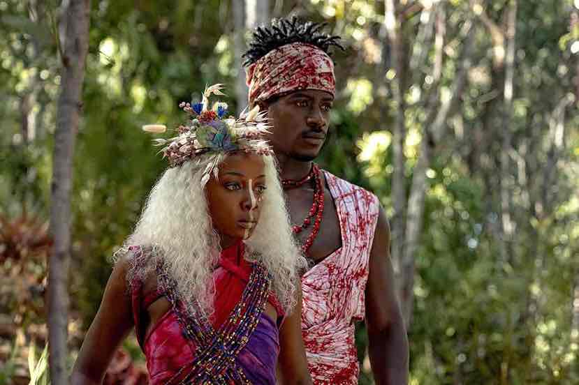 Thuso Mbedu e Tosi Cole como Zélie e príncipe Inan em cena de “Filhos de Sangue e Osso” créditos Div