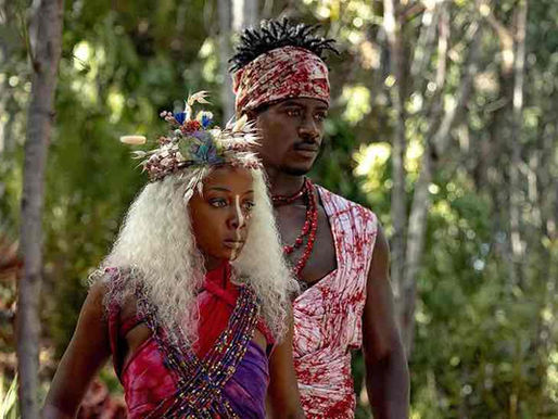 Thuso Mbedu e Tosi Cole como Zélie e príncipe Inan em cena de “Filhos de Sangue e Osso” créditos Divulgação