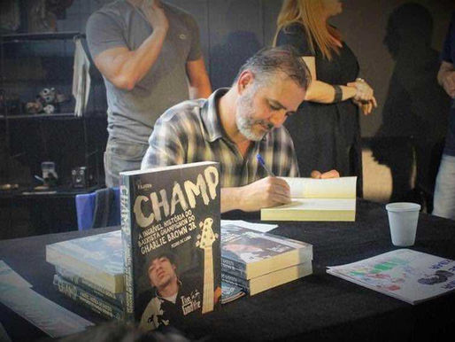 O autor Pedro de Luna autografando um exemplar da biografia de Champignon. Crédito: Yasmin Alaby