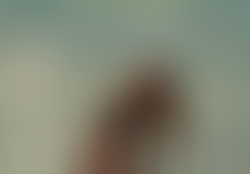 Pôster do filme "A Cronologia da Água". Centralizada, uma imagem desfocada e artística mostra uma mulher de maiô vermelho, com o corpo arqueado, flutuando em águas turquesas. No topo, o título em letras amarelas e os textos "Um filme de Kristen Stewart" e "com Imogen Poots". Inclui logotipos de festivais como Cannes e citações elogiosas da crítica.