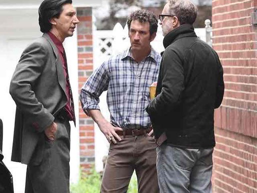 Adam Driver, Miles Teller e James Gray no set de Paper Tiger (RT Features)