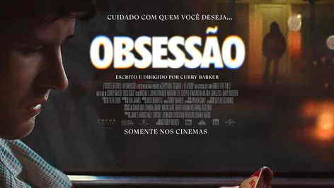 Pôster oficial de "Obsessão", suspense premiado da Universal Pictures. A imagem de clima misterioso mostra o protagonista Michael Johnston dentro de um carro, manipulando uma carta de baralho. Ao fundo, uma silhueta feminina vigia de longe. O texto central exibe o título "OBSESSÃO" e o slogan "CUIDADO COM QUEM VOCÊ DESEJA...", com os créditos do filme abaixo.