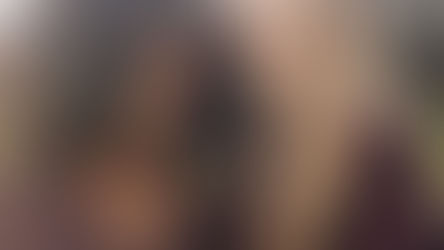 Hannah Dodd (Francesca ) direita e Masali Baduza (Michaela Stirling ) esquerda em primeiro plano, posando juntas ao ar livre com um fundo desfocado de árvores e céu nublado