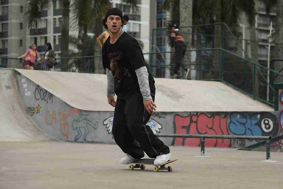 José Loreto em primeira imagem oficial como Chorão no set de “Se Não Eu, Quem Vai Fazer Você Feliz?” Crédito: Ariela Bueno
