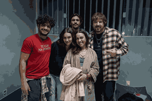 Gabriel Santana, Marina Moschen, Bruno Montaleone, Valentina Bandeira e Marcão no set de Vingança S/A | Créditos: Helena Barreto