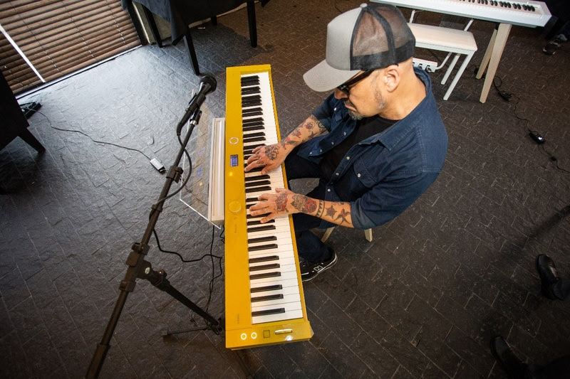Sergio Britto, do Titãs, tocando um piano digital Privia, da Casio. Fonte: Divulgação Casio