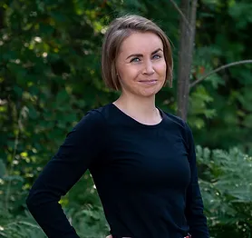 Kamupak CEO and founder Iida Miettinen posing for a photo in front of trees