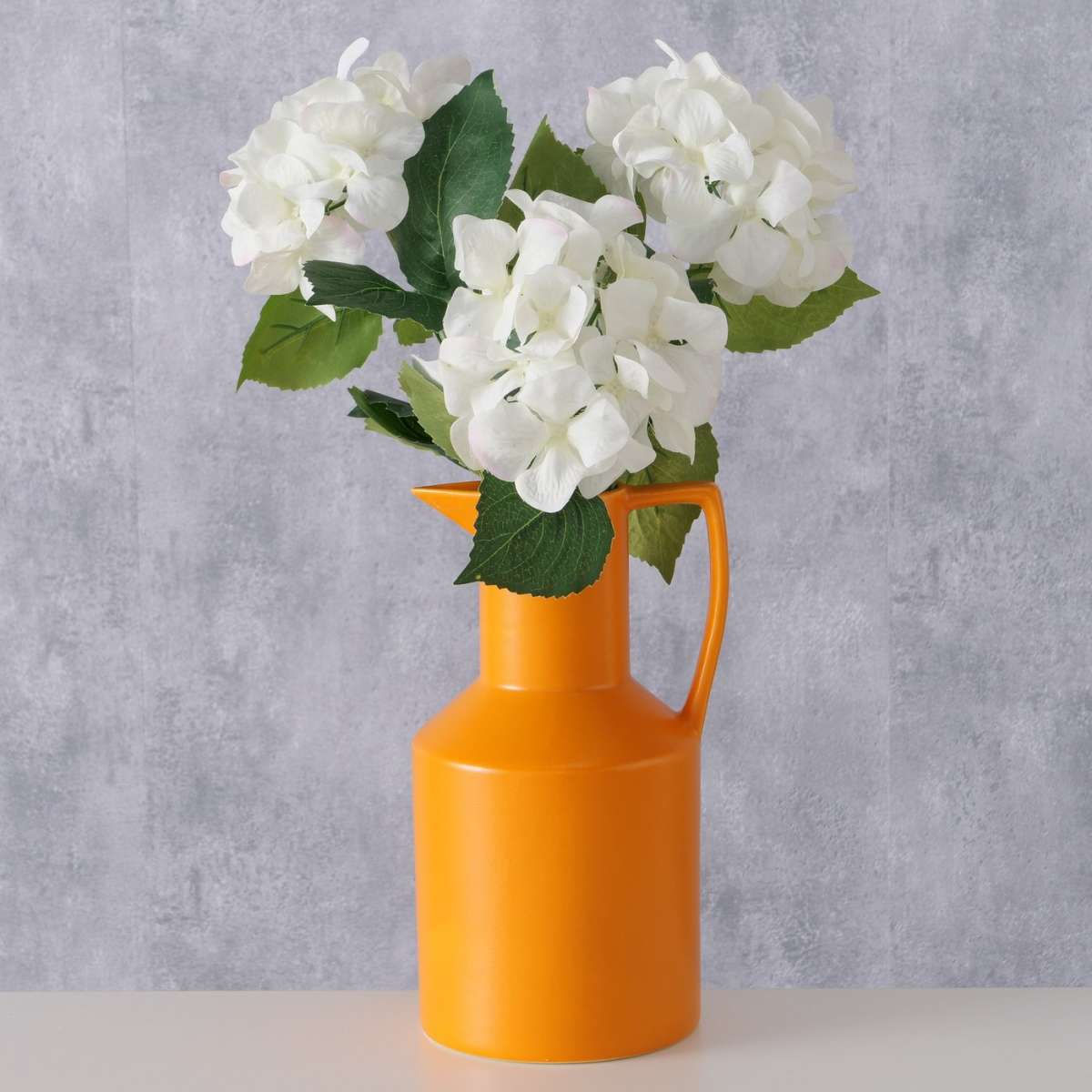 תמונה של אגרטל קרמיקה גדול בצבע כתום עם פרחים