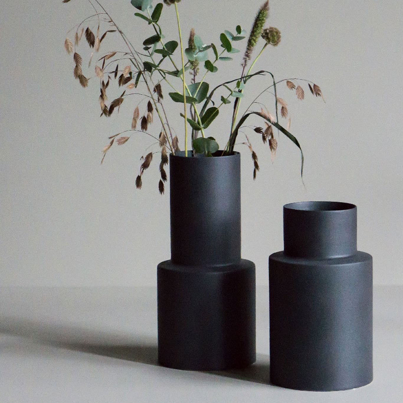 תמונה של אגרטל קרמיקה Oblong בצבע שחור