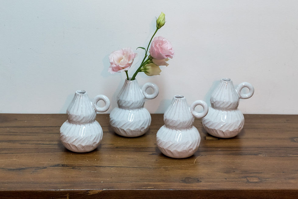 תמונה של אגרטלי חרס לבנים קטנים על שולחן