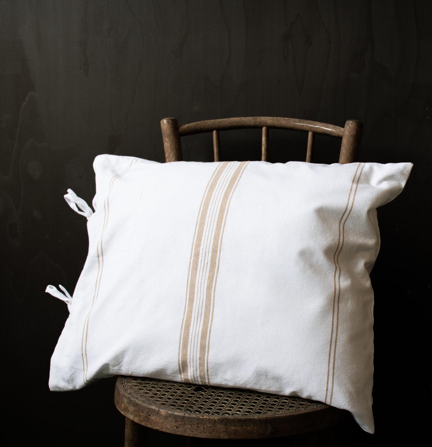 FÅRÖ כרית שמנת פסים בז׳