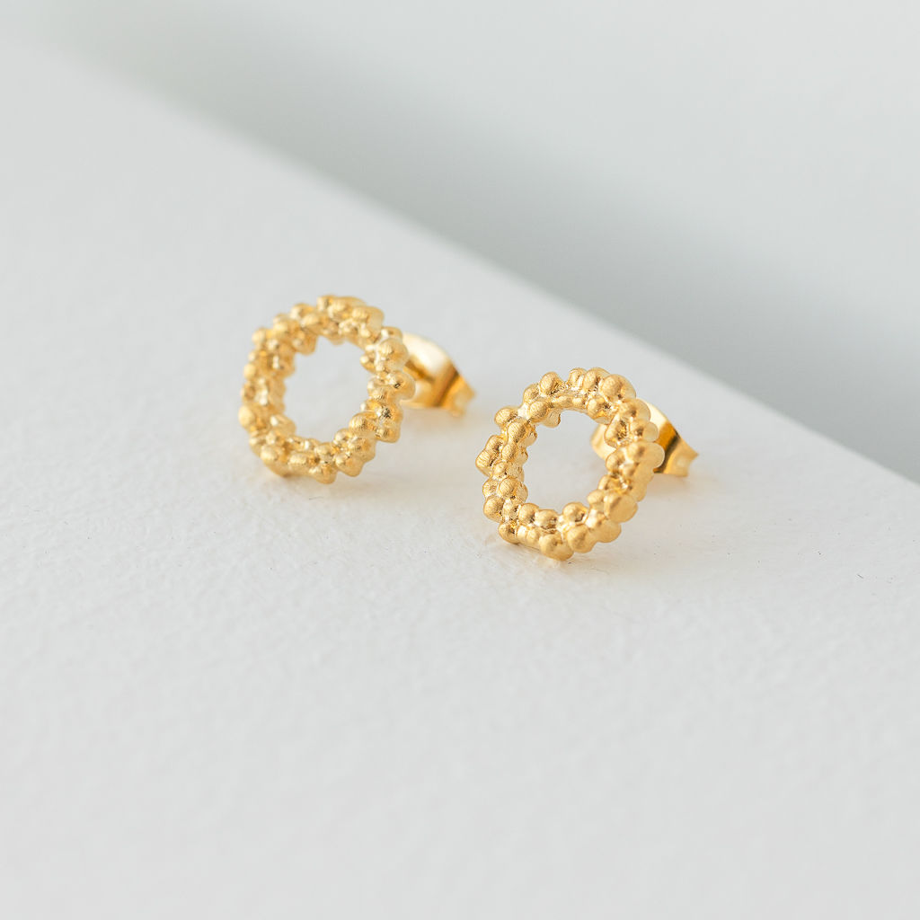 Boucles d'oreilles rondes petites boules relief plaqué or fabriquées à Bruxelles à la main