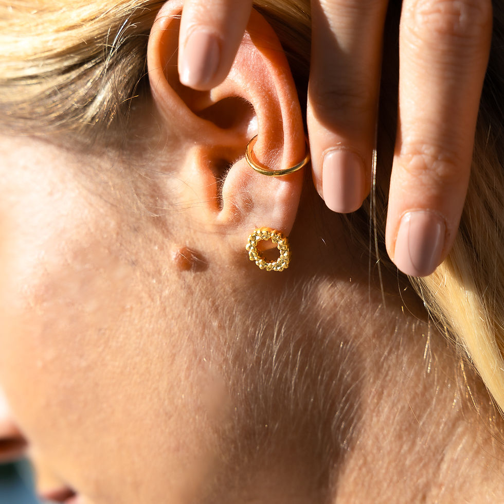 Thumbnail: Boucles d'oreilles rondes petites boules relief plaqué or fabriquées à Bruxelles à la main