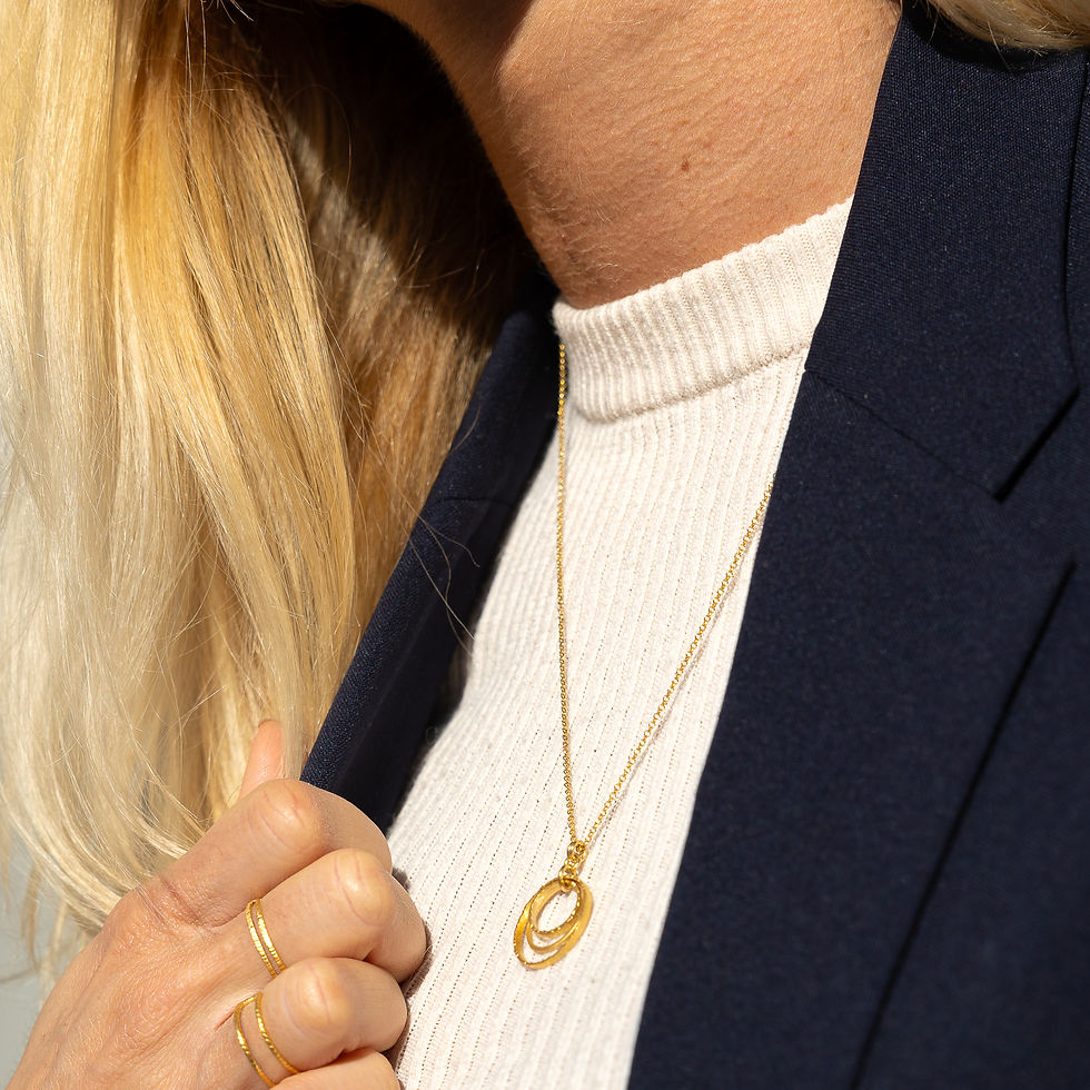 Miniature : Collier mi-long au 3 cercles martelés et lisse fabriqué à Bruxelles en plaqué or