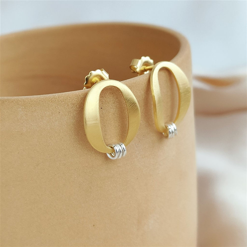Thumbnail: Boucles d'oreilles maillons plaqué or mat et argent fabriquées à Bruxelles