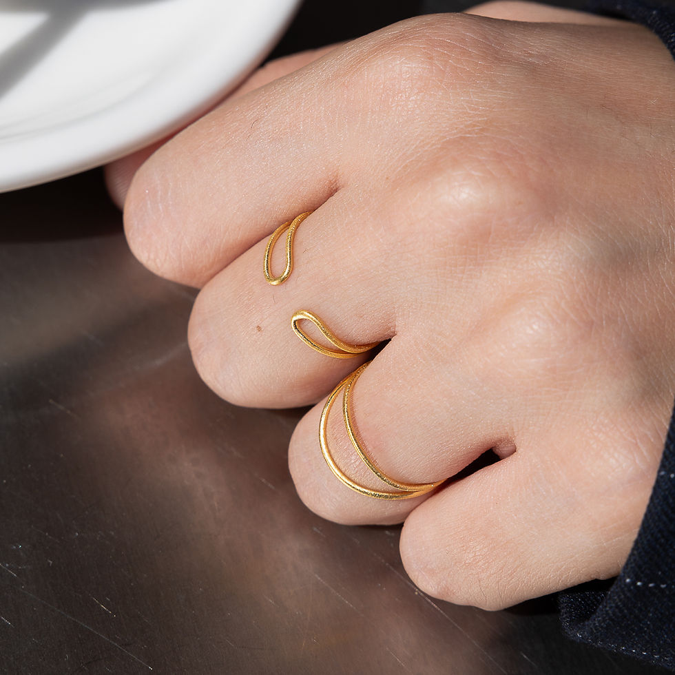 Miniature : Bague double en vague mate en plaqé or fabriquée à la main à Bruxelles