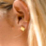 Petites Boucles d'oreilles carré martelé plaqué or fabriquées à Bruxelles à la main