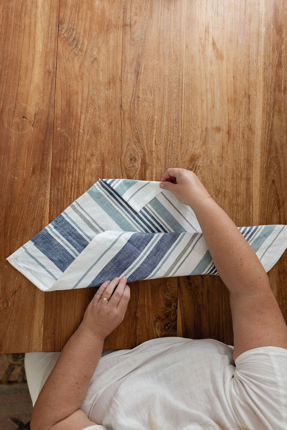 wrap gifts with tea towels