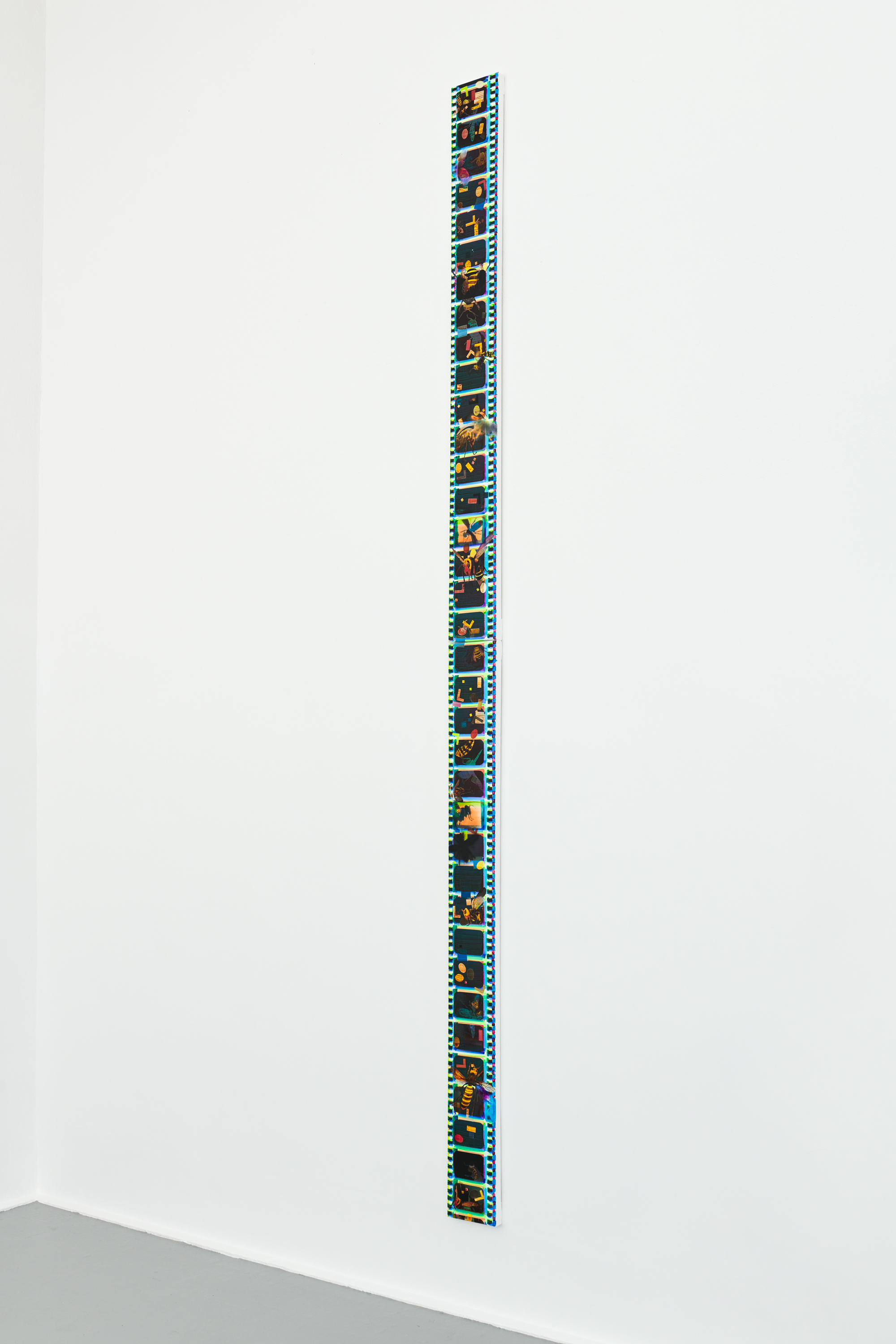 premiere, Acrylic and paper on canvas, 400 x 20 x 4 cm (2 panels). Photo: Kai Werner Schmidt