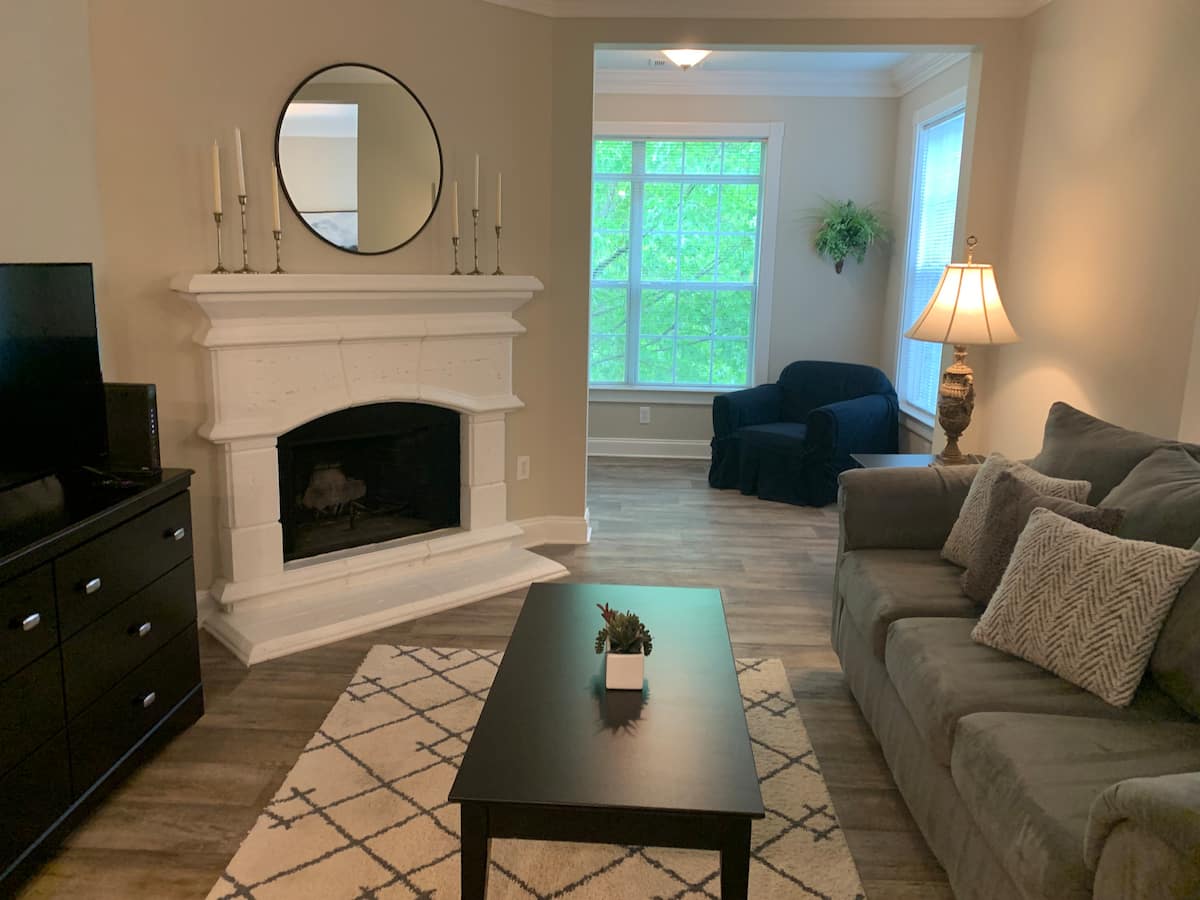 Welcoming Two Bed/Two Bath With Sunrm & Fireplace