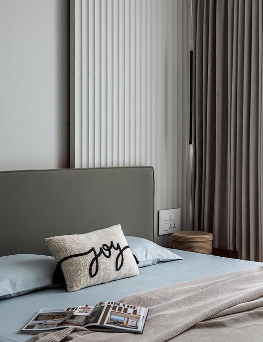 20. Side table, Fluted paneling behind bed with indirect lights_S-min