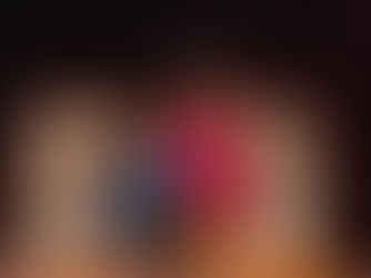 Marianna com microfone na mão, no palco