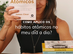 Marianna Cunha segura o livro Hábitos Atômicos junto ao rosto. Hábitos Atômicos Atomic Habits James Clear