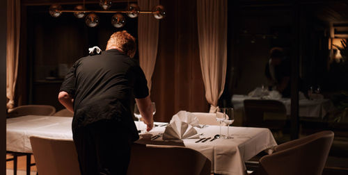 Privé chef in Lakehouse Cedar Vrådal Noorwegen die een luxe diner in de villa bereidt