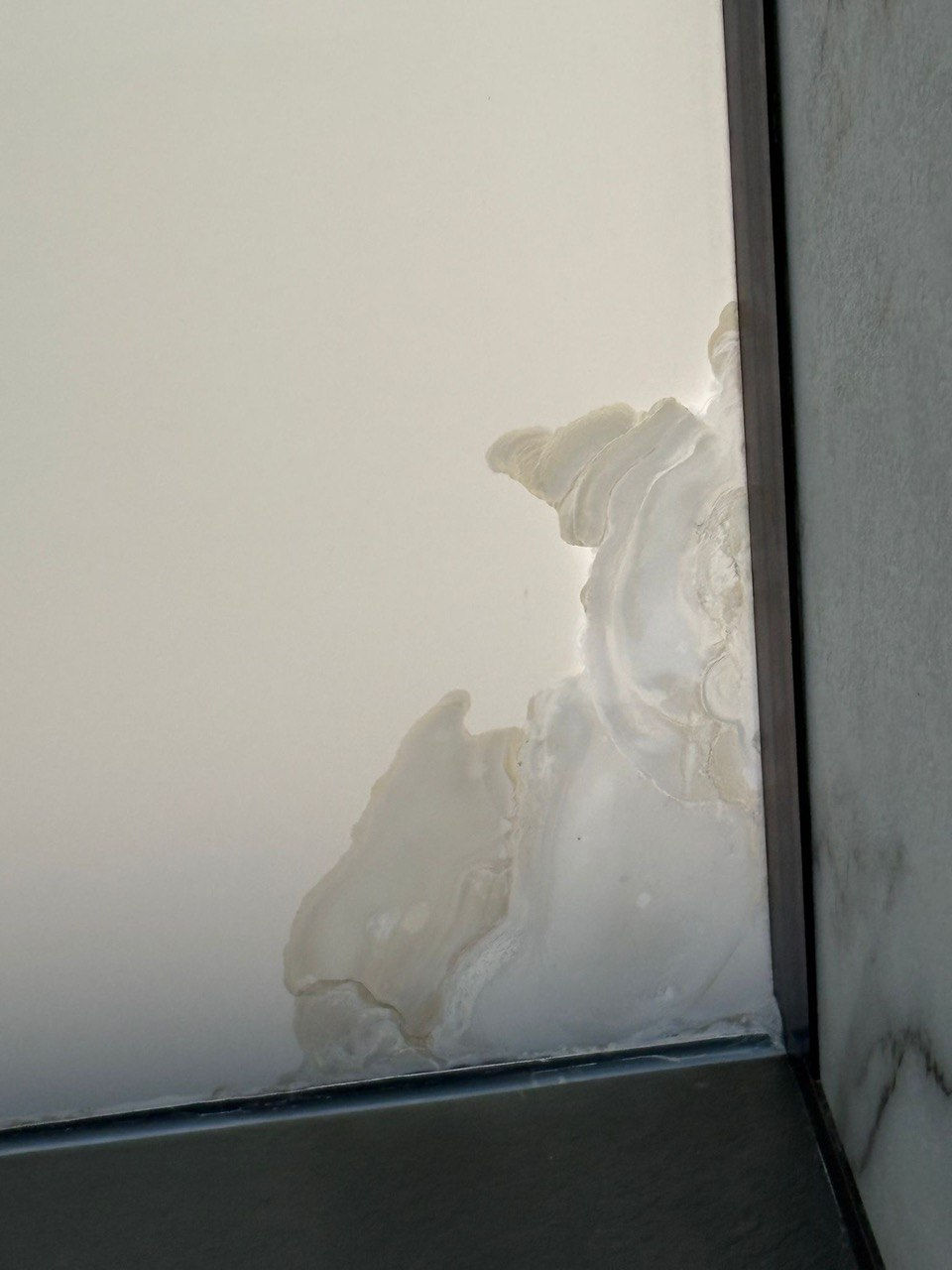 כתמי מים במדבקה חכמה