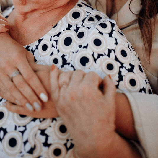 Aprender a estar presentes, a sostener sus manos hoy, para que mañana podamos sostener sus recuerdos en nosotros.