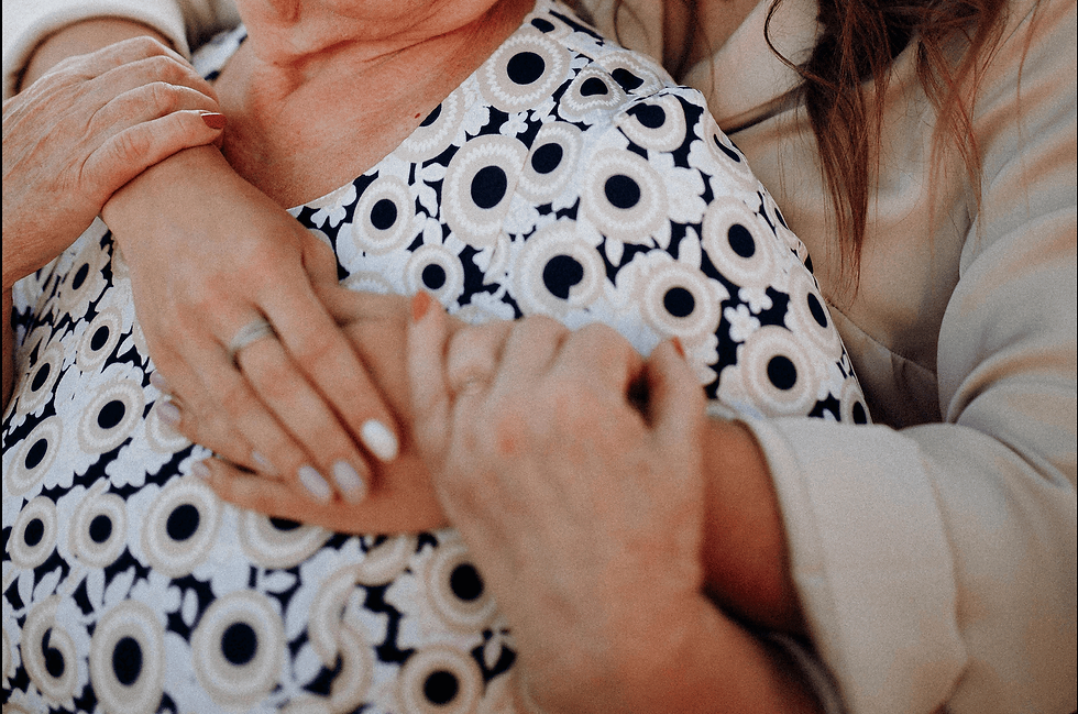 Aprender a estar presentes, a sostener sus manos hoy, para que mañana podamos sostener sus recuerdos en nosotros.