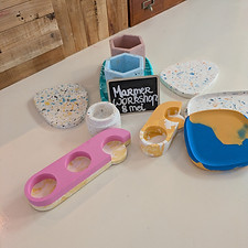 Tafel met marmerstukken en een bordje voor een workshop