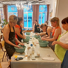 Vrouwen volgen een terrazzo workshop in een kindercafé of eetcafé.