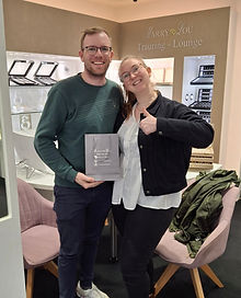 Glückliches Paar bei der Abholung ihrer Trauringe bei Juwelier Marry Lou in Lippstadt.