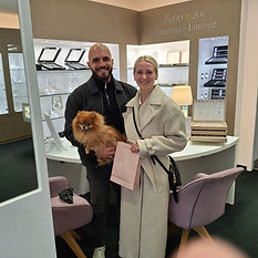 Glückliches Paar holt seine Trauringe bei Juwelier Marry Lou in Lippstadt ab.