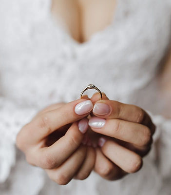Braut hält eleganten Verlobungsring mit Diamant in den Händen – hochwertiger Schmuck von Juwelier Marry Lou