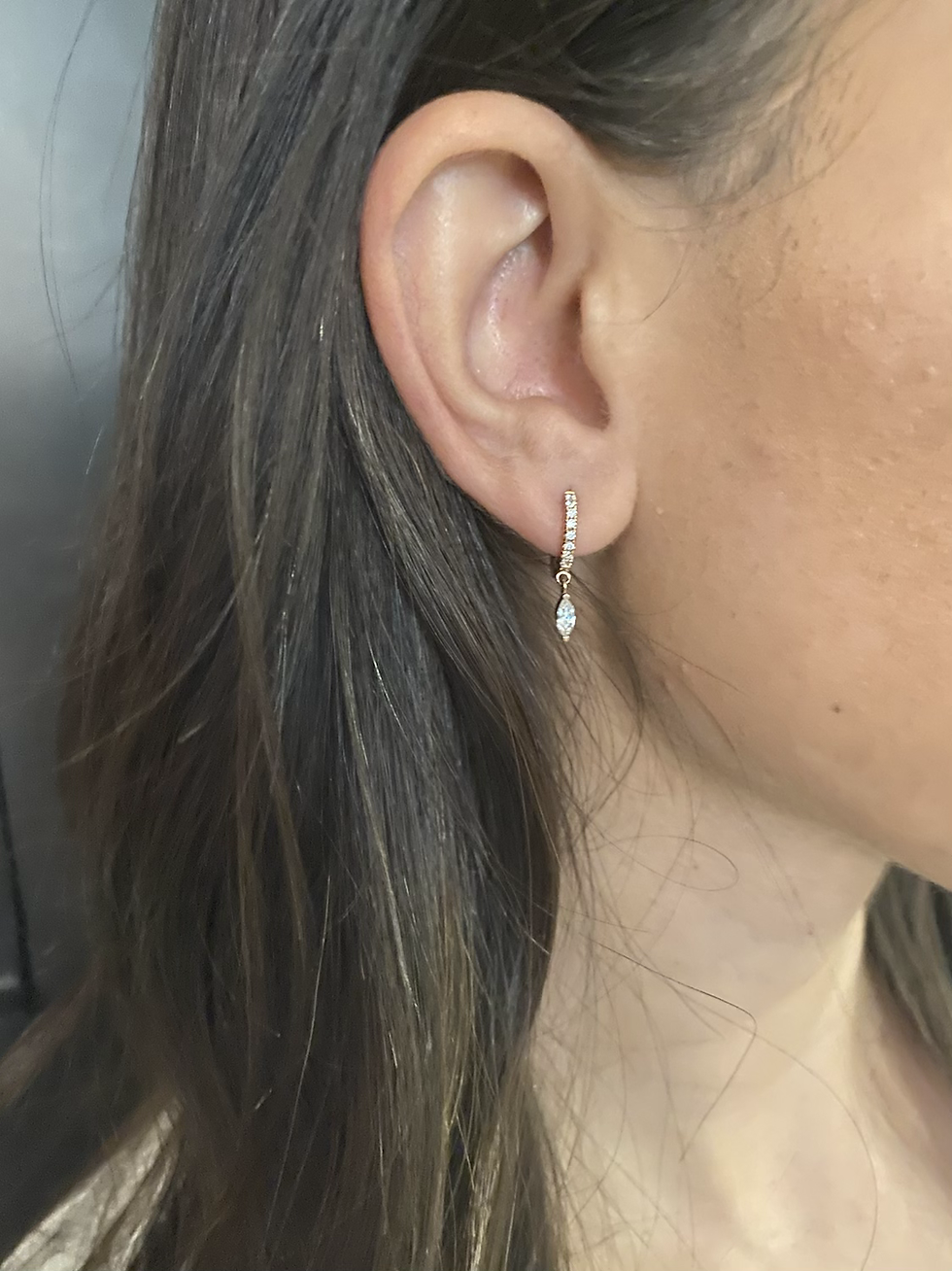 תמונה ממוזערת:  Single Hoop diamond marquise shaped 0.18 c.t diamond 