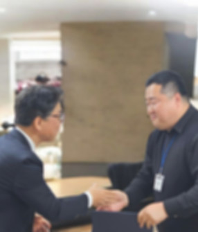 이정재 대표와 이고훈 지점장 악수