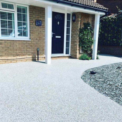 Resinbound driveway in silver