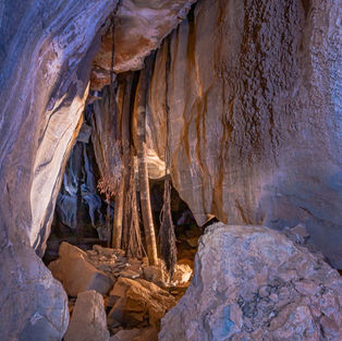 Vista das raízes das Gameleiras no interior da caverna das Colunas em Coração de Jesus, MG. Foto de Sandra Doyama e Cristiano Cazarotto do VK Guias Digitais Interativos