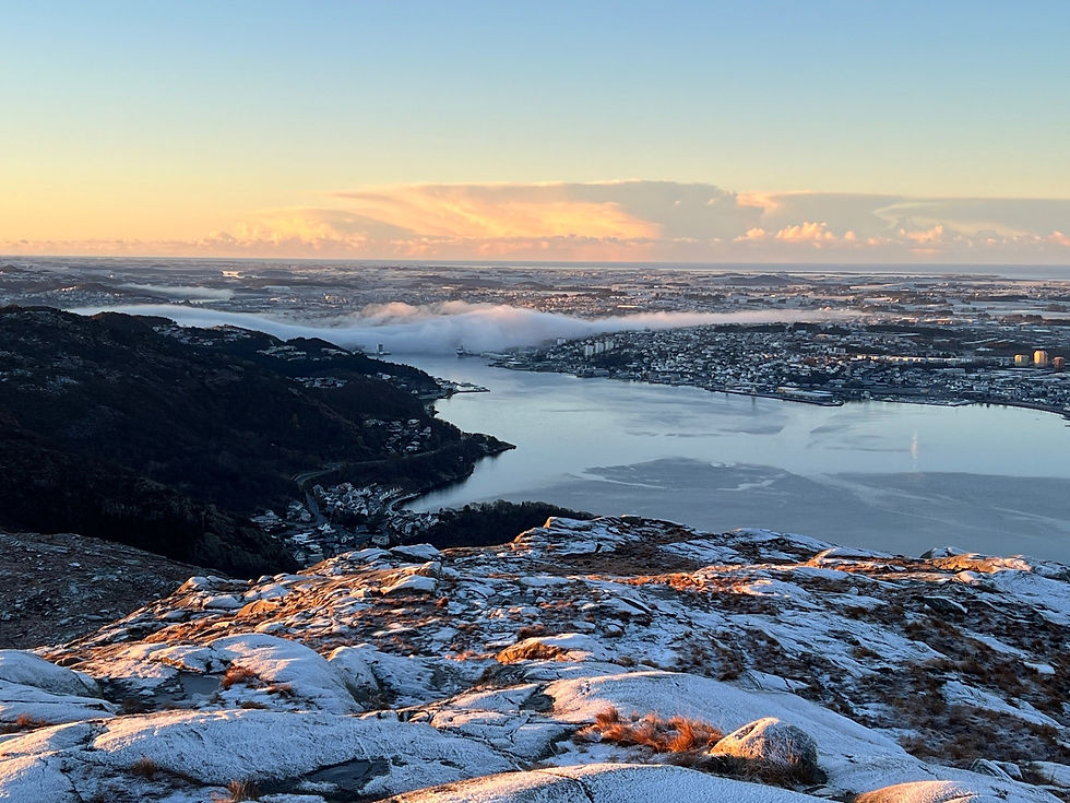 Gandsfjorden med tåka. Steiner som fastelavensboller med melisdryss.