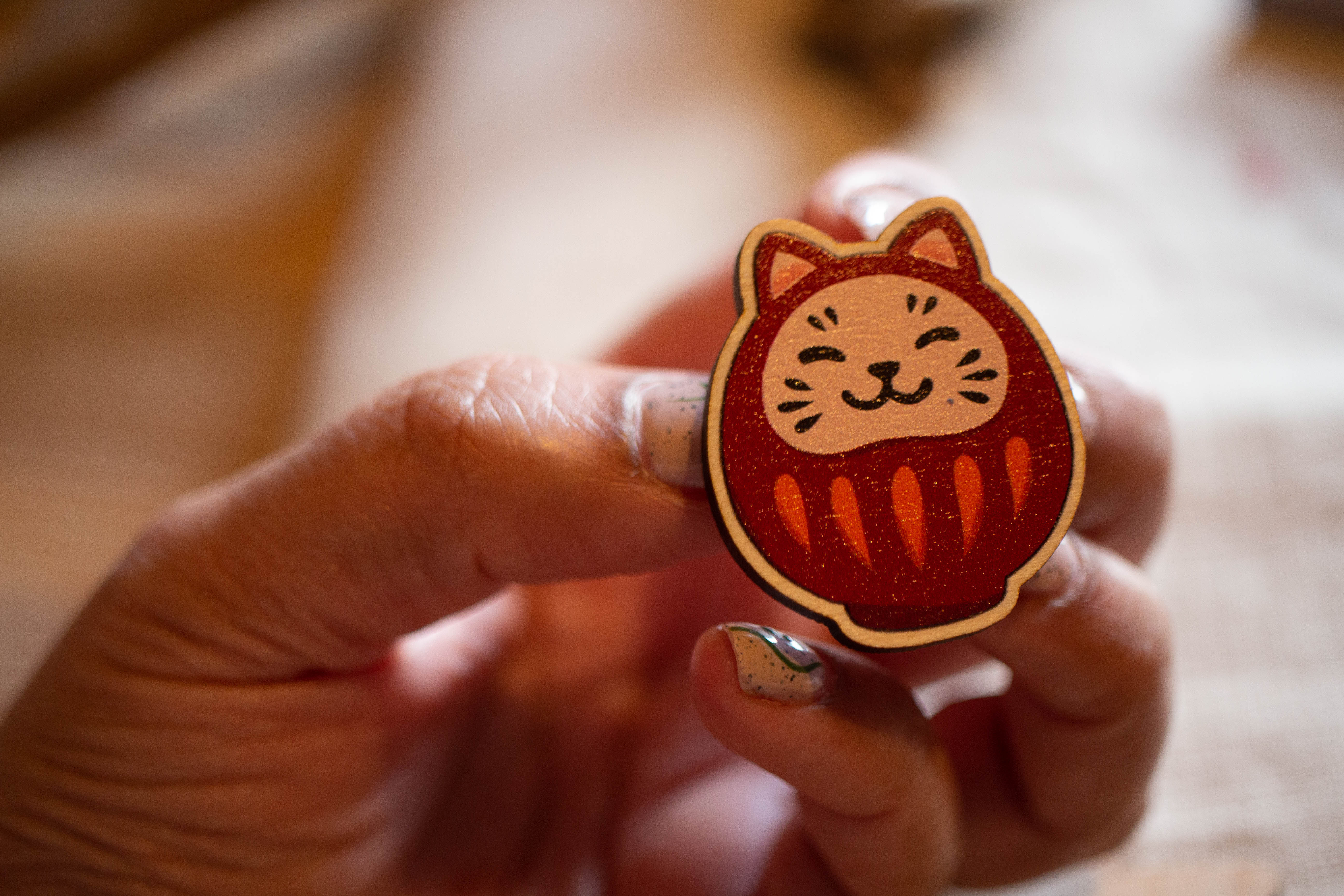 Pin's en bois - Daruma Neko