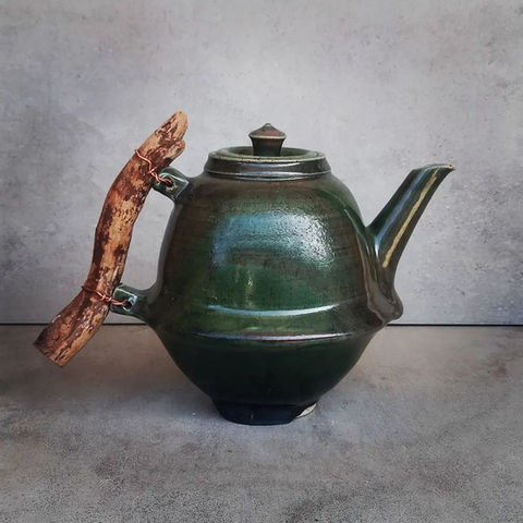 קומקום תה קרמיקה עם ידית עץ בעבודת יד