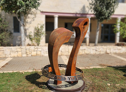 פסל לזכר ד"ר חזי כהן