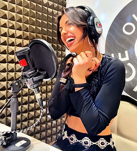 Nerissa Noir sorride durante un'intervista all'interno di uno studio radiofonico.